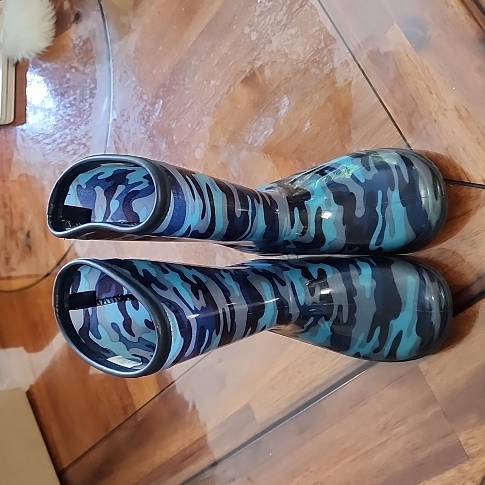 Stride Rite Rain boots, size 11, blue camo
